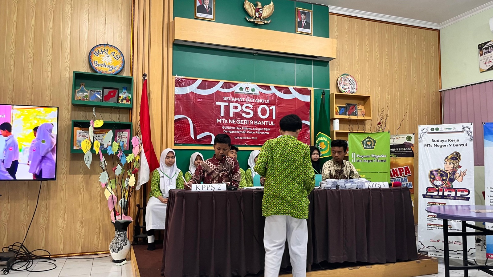 KPPS MTsN 9 Bantul Panggil DPT Secara Bertahap untuk Pencoblosan Pemilos 2026/2027
